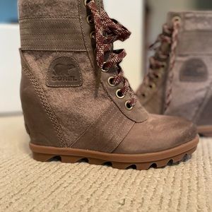 Sorel Evie Grey/Taupe Suede Leather Lace Up Wedge Ankle Boots Women’s Size 7